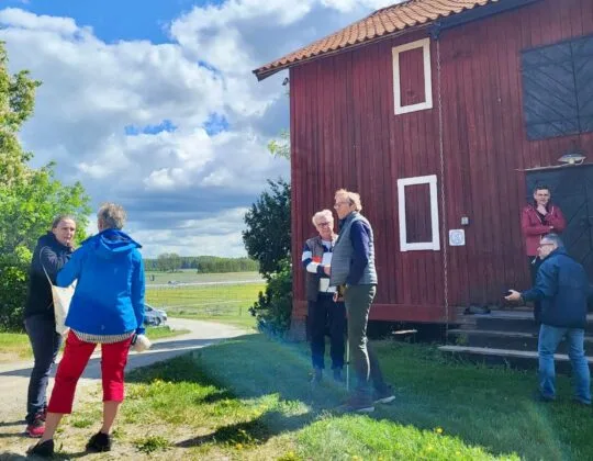 Deltagarna på studiebesöket utanför Jädra gård