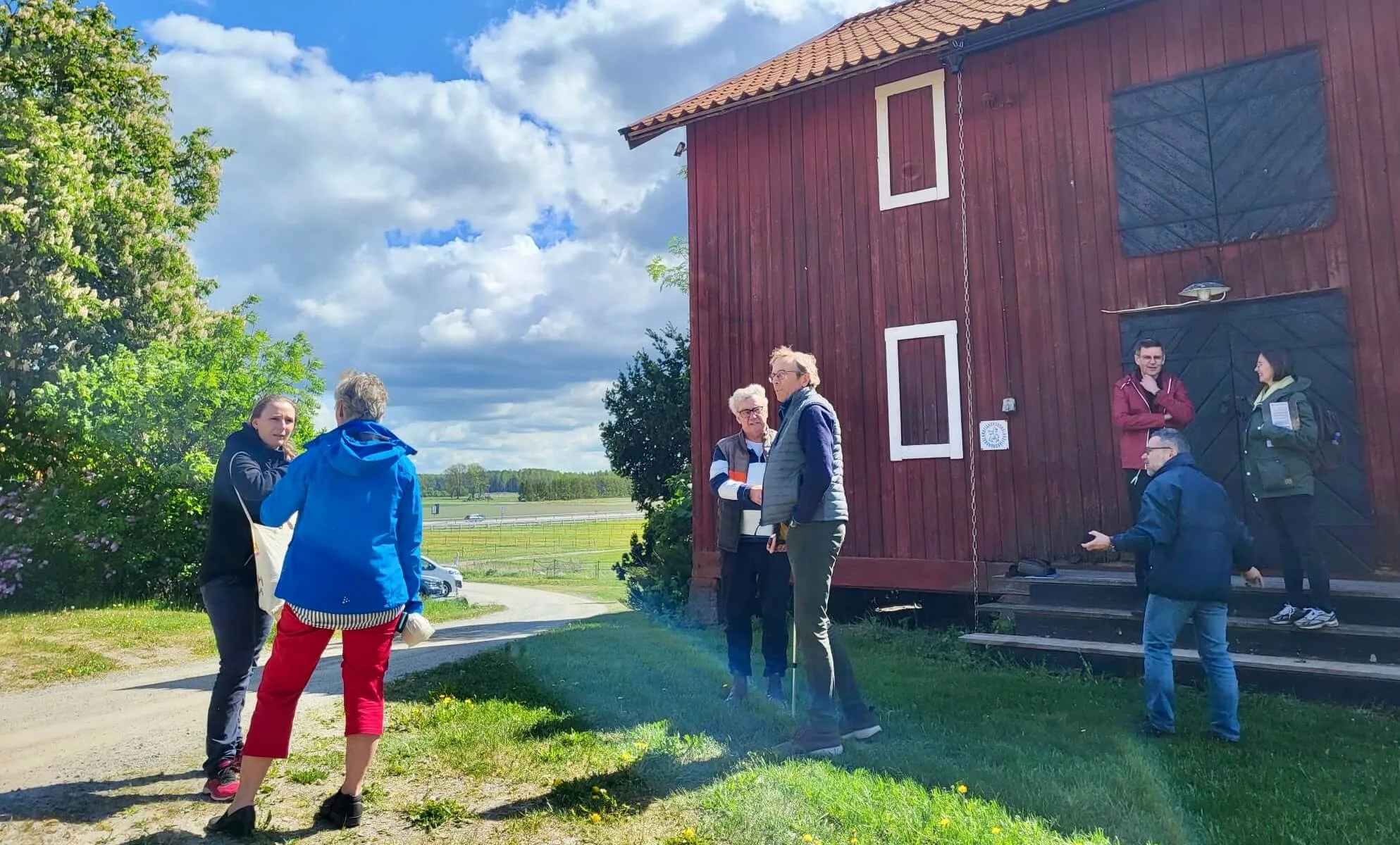Deltagarna på studiebesöket utanför Jädra gård