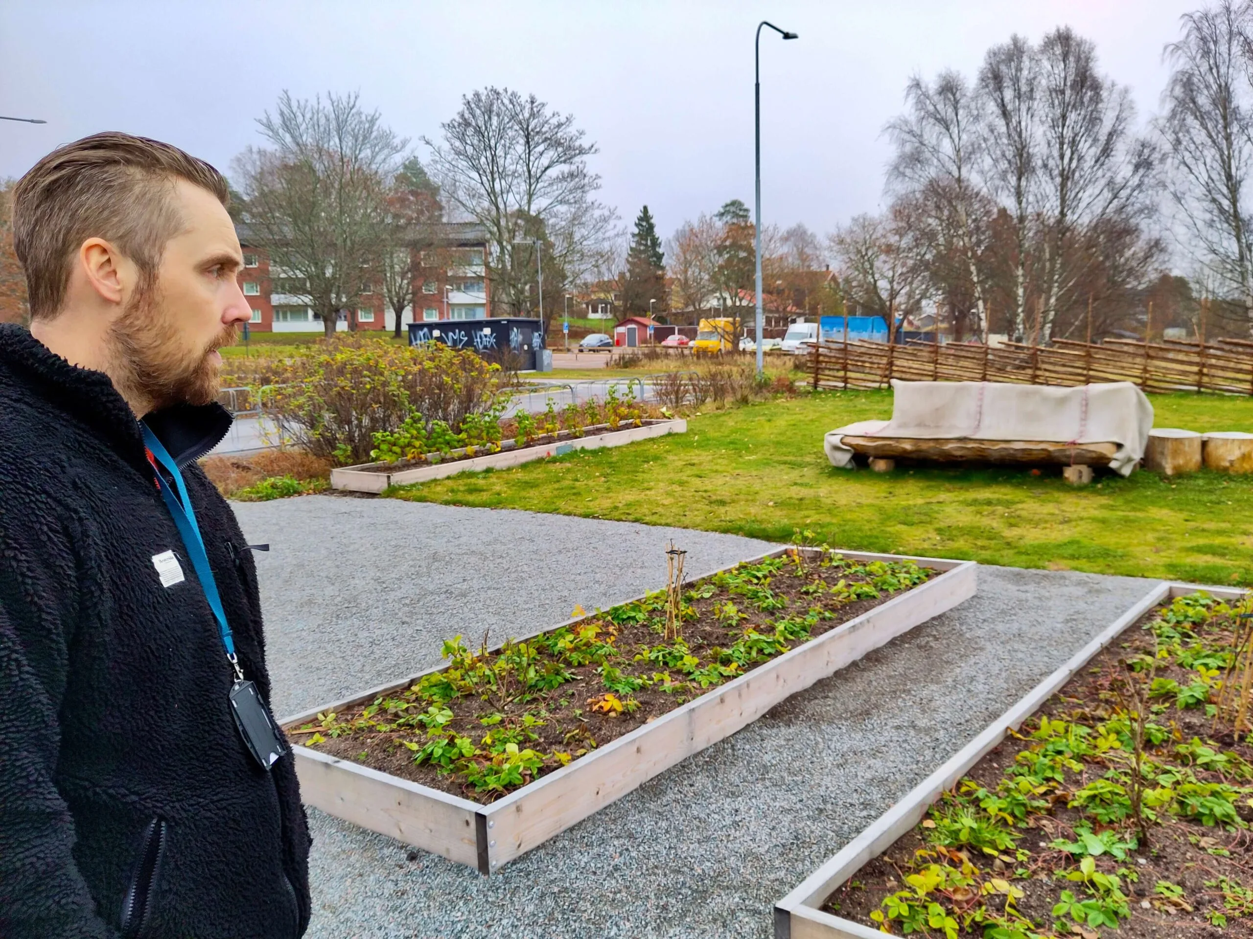 Jon Hulander på Knivsta kommun visar den nya bärträdgården.