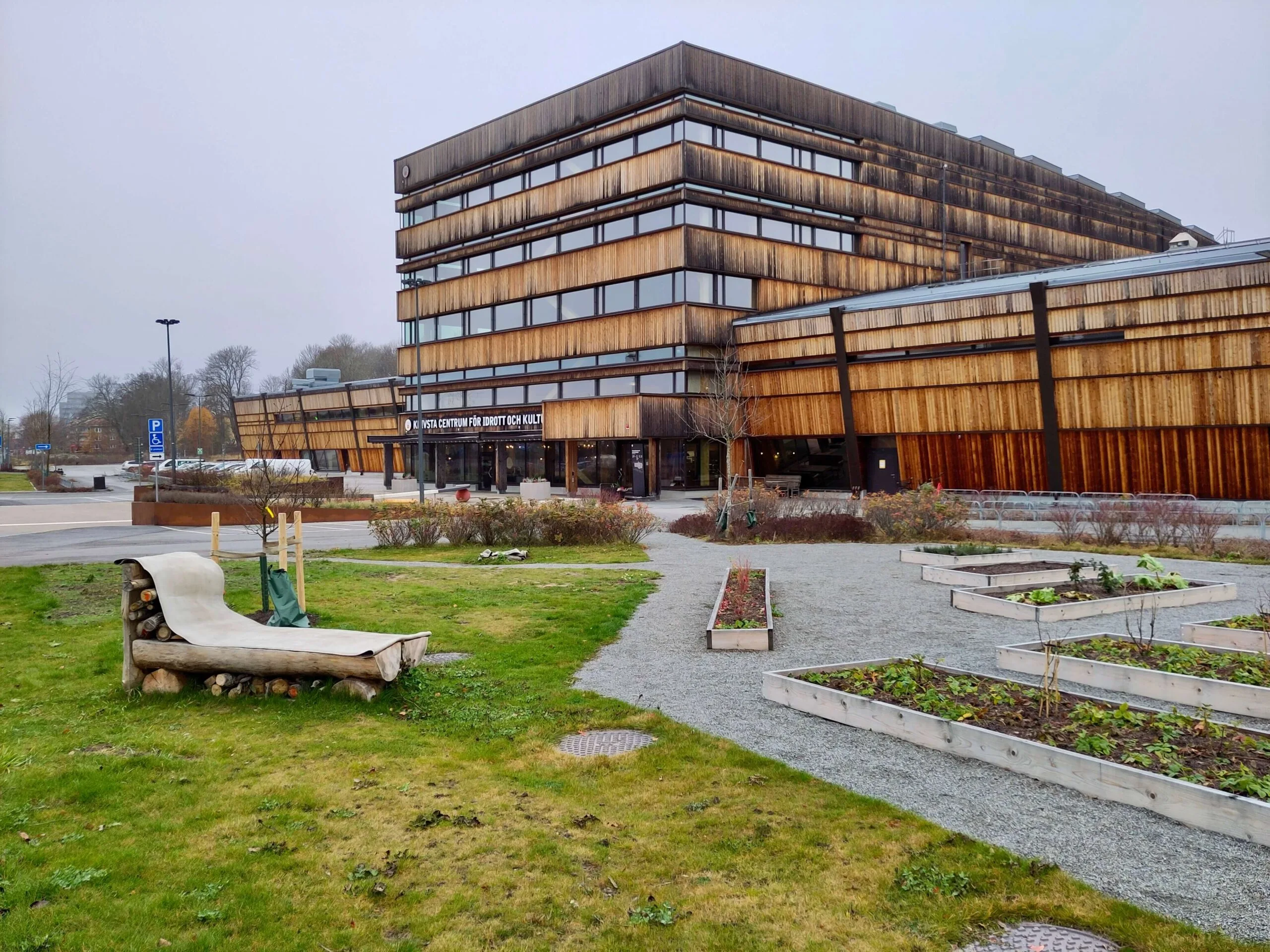 Knivstas nya bärträdgård utanför centrum för idrott och kultur.
