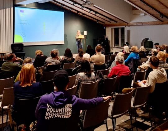 bild på publiken på föreläsning med Linda Magyar på Stadsbiblioteket i Uppsala.