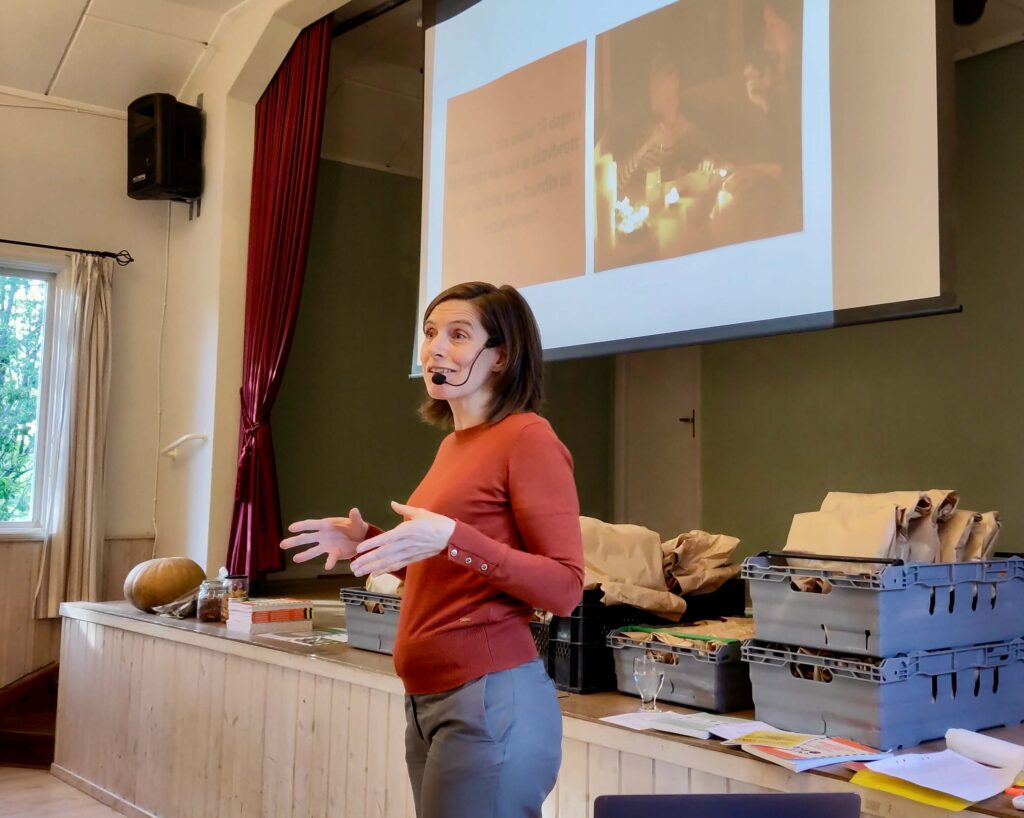 Valerie Hasler föreläser om beredskapsodling på Orkesta bygdegård.