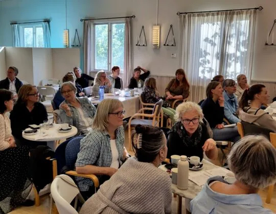 Deltagare på inspirationsträff om beredskapsodling på Orkesta bygdegård i Vallentuna.