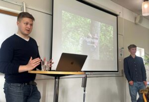 Elton och Nils presenterar deras projekt "Fågelholkar".